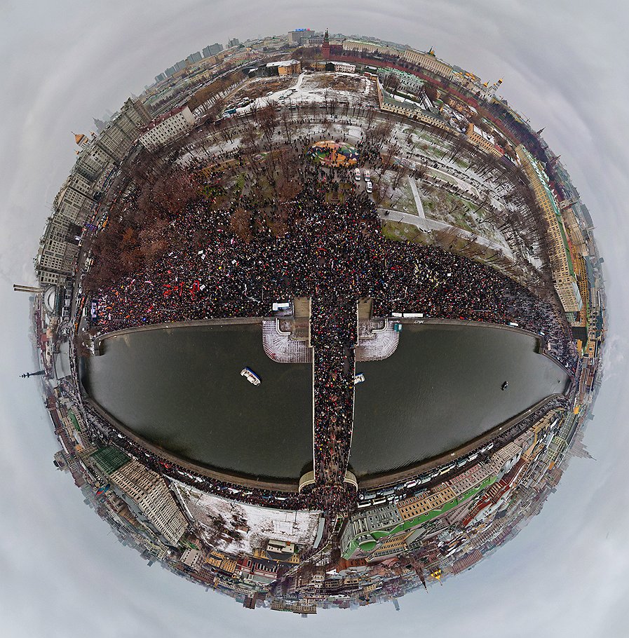 Гражданам, требующим честных выборов, разрешали перемещаться по Москве лишь раз: от Театральной до Болотной площади (на фото — митинг 10 декабря 2011 года)