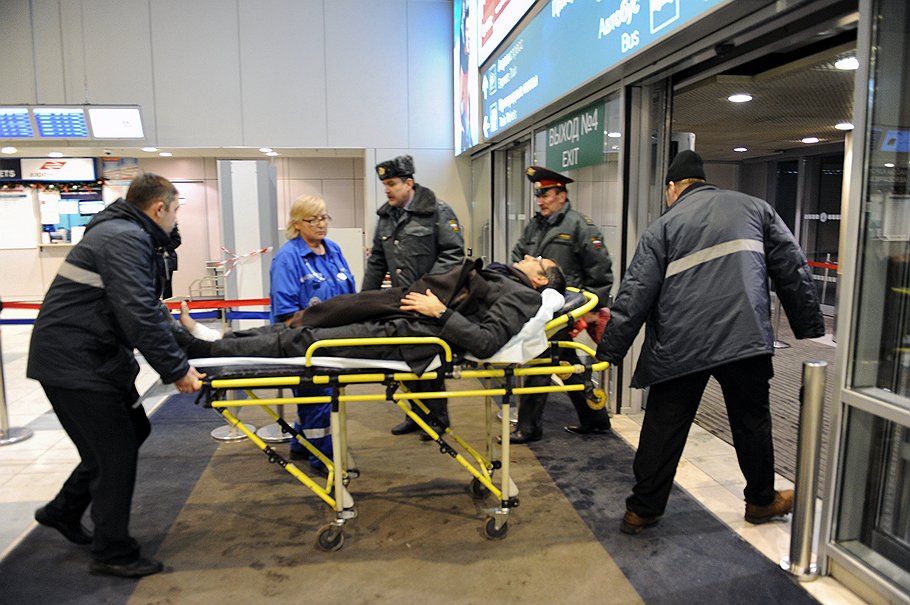 Последствия взрыва в аэропорту &amp;quot;Домодедово&amp;quot;. Сотрудники скорой медицинской помощи во время оказания помощи пострадавшим