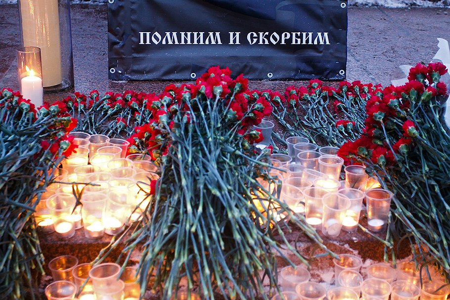 Митинг памяти погибших в результате теракта в аэропорту &amp;quot;Домодедово&amp;quot;, организованный активистами движения &amp;quot;Молодая гвардия &amp;quot;Единой России&amp;quot;. Митинг прошел на Пушкинской площади