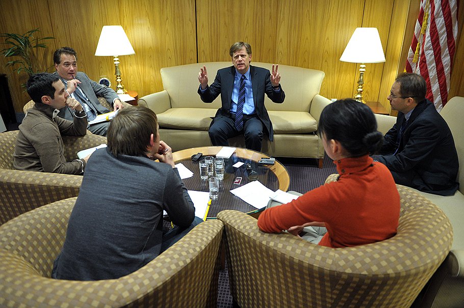 Посол США в России Майкл Макфол (в центре) во время интервью в посольстве США