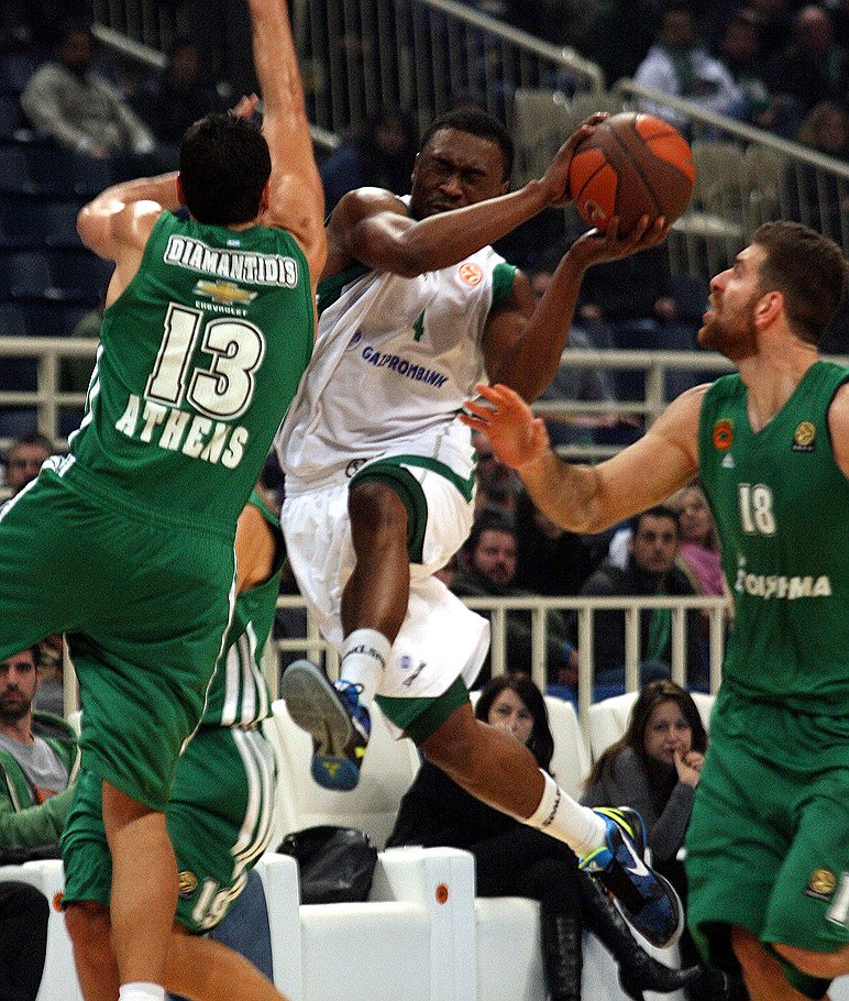 Баскетболистам УНИКСа (с мячом — Террелл Лайдей) удалось разбить на мелкие кусочки знаменитую защиту греческого &amp;quot;Панатинаикоса&amp;quot;