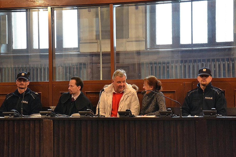 Бывший заместитель прокурора Московской области Александр Игнатенко (в центре), обвиняемый в получении взяток и объявленного в международный розыск, во время заседания суда