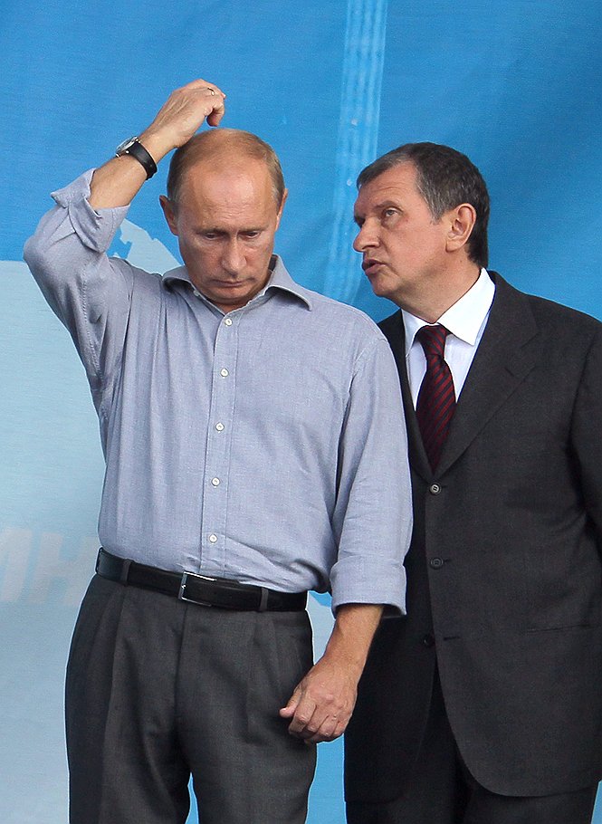 Председатель правительства России Владимир Путин (слева) и его заместитель Игорь Сечин (справа) 