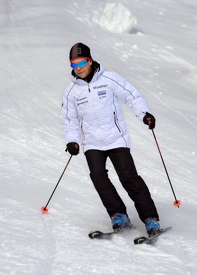 Президент России Дмитрий Медведев катается на горных лыжах на склоне горнолыжного центра &amp;quot;Роза хутор&amp;quot; во время посещения соревнований этапа Кубка мира по горнолыжному спорту 2012