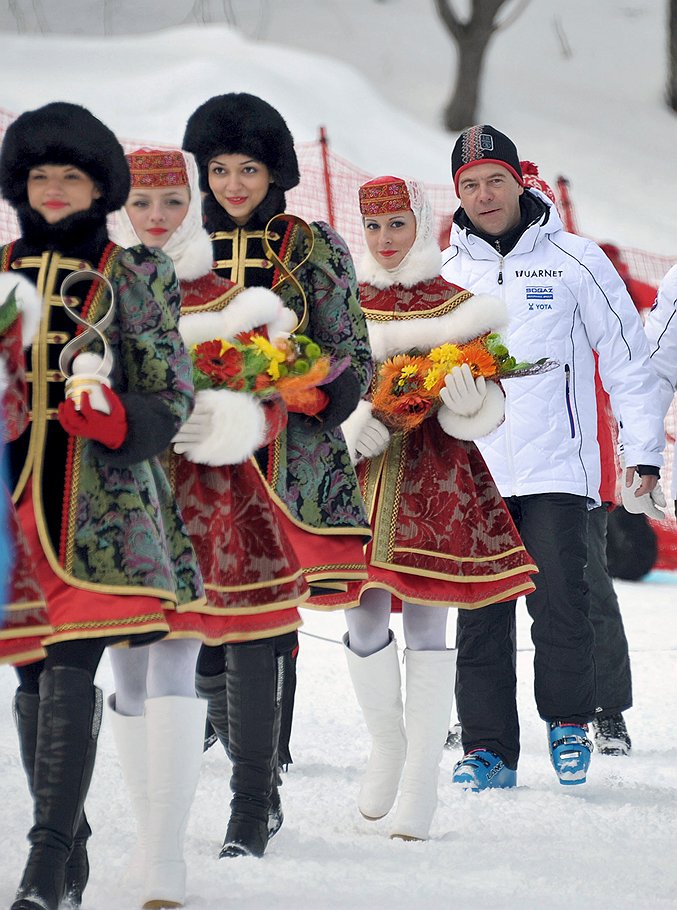 Президент России Дмитрий Медведев (справа) во время посещения соревнований этапа Кубка мира по горнолыжному спорту 2012 года в финишной зоне &amp;quot;Розы хутор&amp;quot;