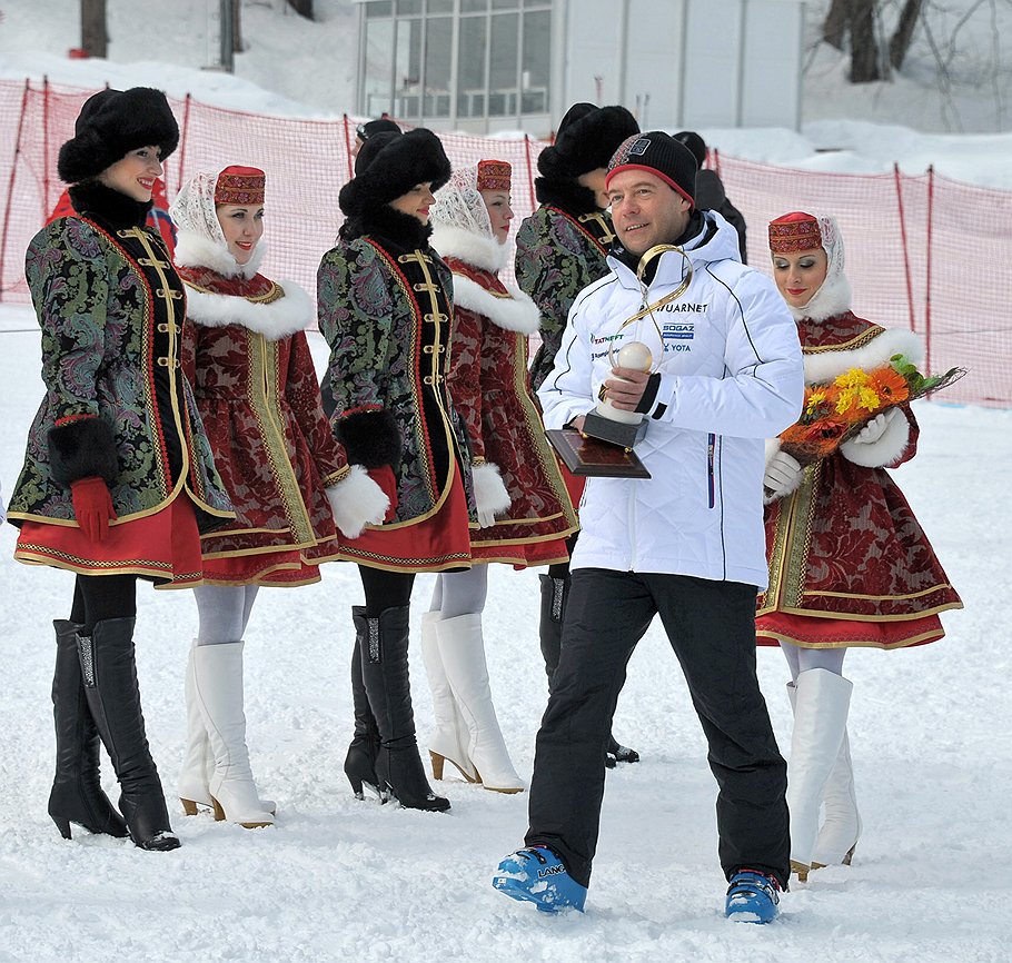 Президент России Дмитрий Медведев (справа) во время посещения соревнований этапа Кубка мира по горнолыжному спорту 2012 года в финишной зоне &amp;quot;Розы хутор&amp;quot;