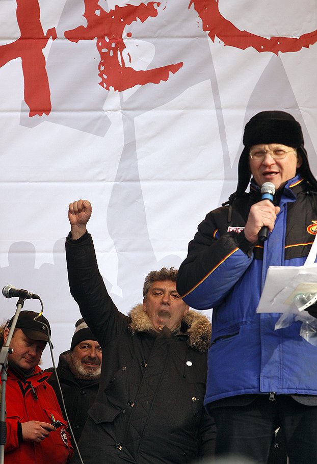 Сопредседатели оппозиционной Партии народной свободы (ПАРНАС) Борис Немцов (в центре) и Владимир Рыжков (справа)