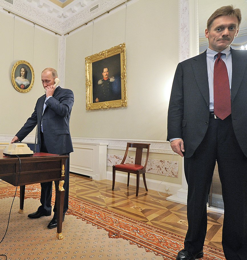 Председатель правительства России Владимир Путин (слева) и пресс-секретарь правительства России Дмитрий Песков (справа) 