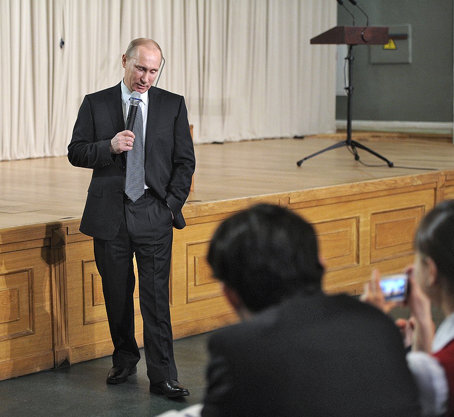 Председатель правительства России Владимир Путин во время встречи с Корпусом наблюдателей за выборами Президента Российской Федерации 2012 года