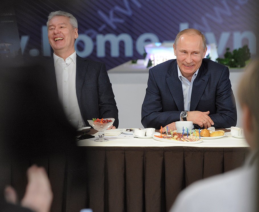 Мэр Москвы Сергей Собянин (слева) и председатель правительства России Владимир Путин (справа) 
