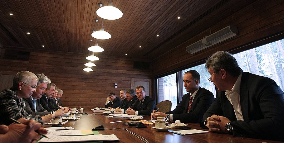 Участники встречи отмечали, что сопредседатель ПАРНАС Борис Немцов (крайний справа) разговаривал с президентом очень по-свойски