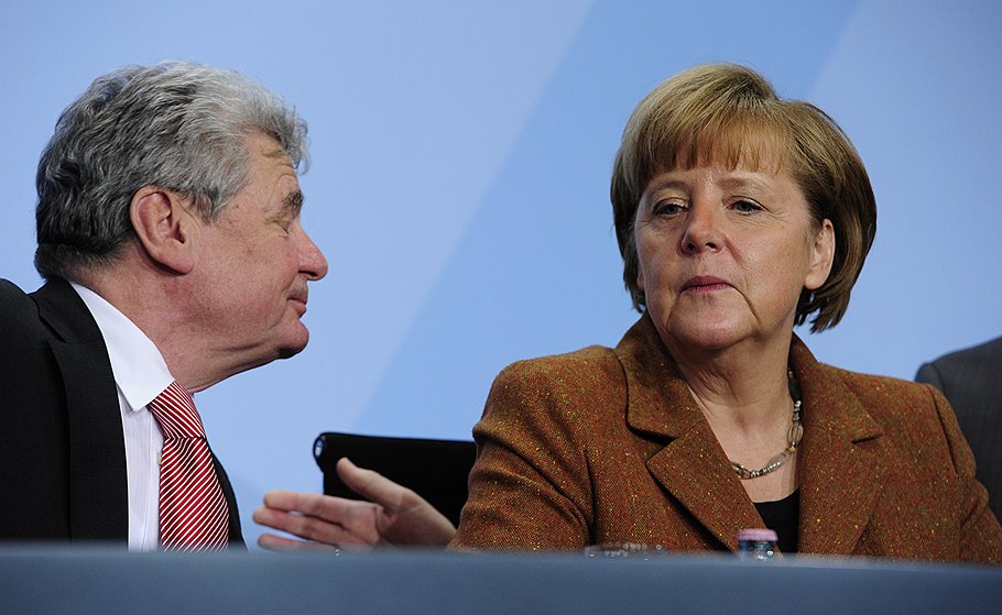 Йоахим Гаук (слева) не скрывает, что был удивлен предложением канцлера Ангелы Меркель (справа) стать президентом Германии 