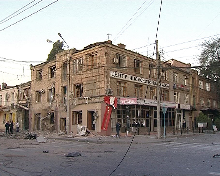 Последствия взрыва автомобиля на улице Дахадаева в Махачкале