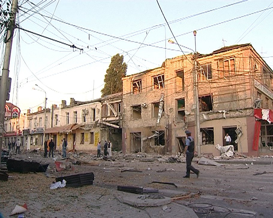 Последствия взрыва автомобиля на улице Дахадаева в Махачкале