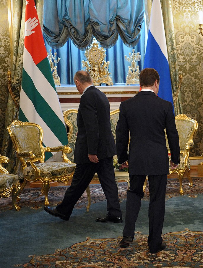 Президент республики Абхазия Александр Анкваб (слева) и президент России Дмитрий Медведев (справа) во время встречи в Кремле