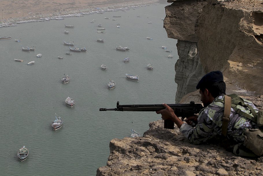 Иранские военные грозят перекрыть Ормузский пролив, если Запад введет запрет на поставки нефти из Ирана