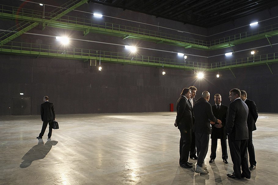 Президент России Дмитрий Медведев с создателями фильма &amp;quot;Август. Восьмого&amp;quot; осматривает кинотелевизионный комплекс &amp;quot;Главкино&amp;quot; перед встречей с участниками боевых действий в Южной Осетии в августе 2008 года