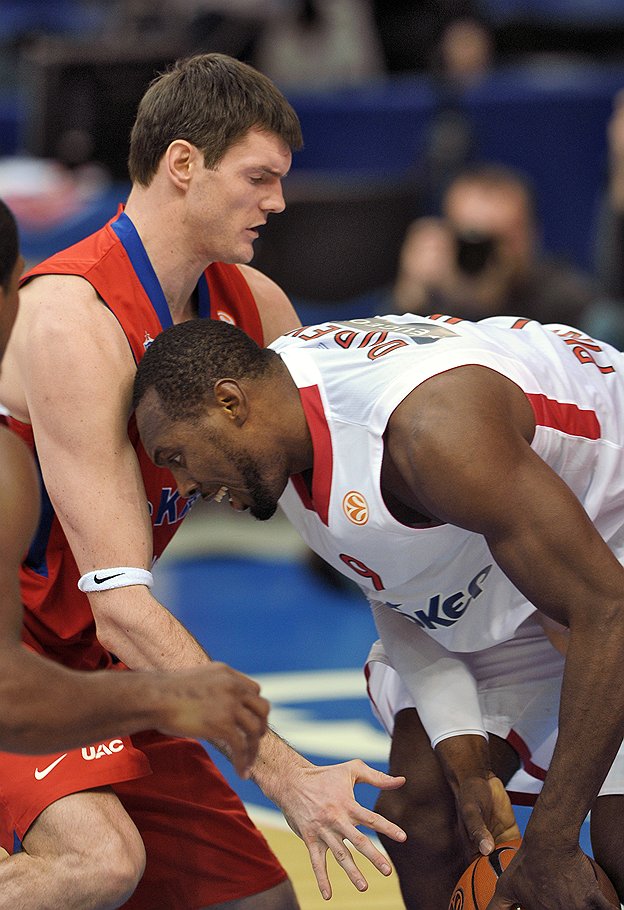 Баскетболисты ЦСКА (слева — Дариуш Лавринович) обошлись с соперниками из &amp;quot;Олимпиакоса&amp;quot; удивительно жестоко 