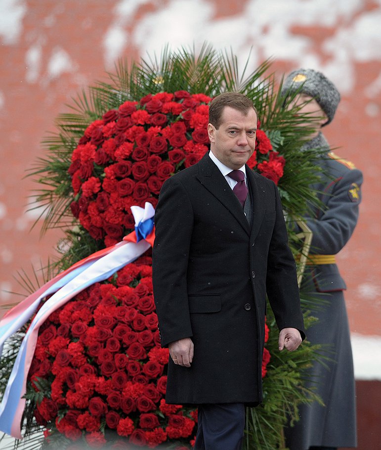 День защитника Отечества. Президент России Дмитрий Медведев на церемонии возложения цветов к Могиле Неизвестного Солдата