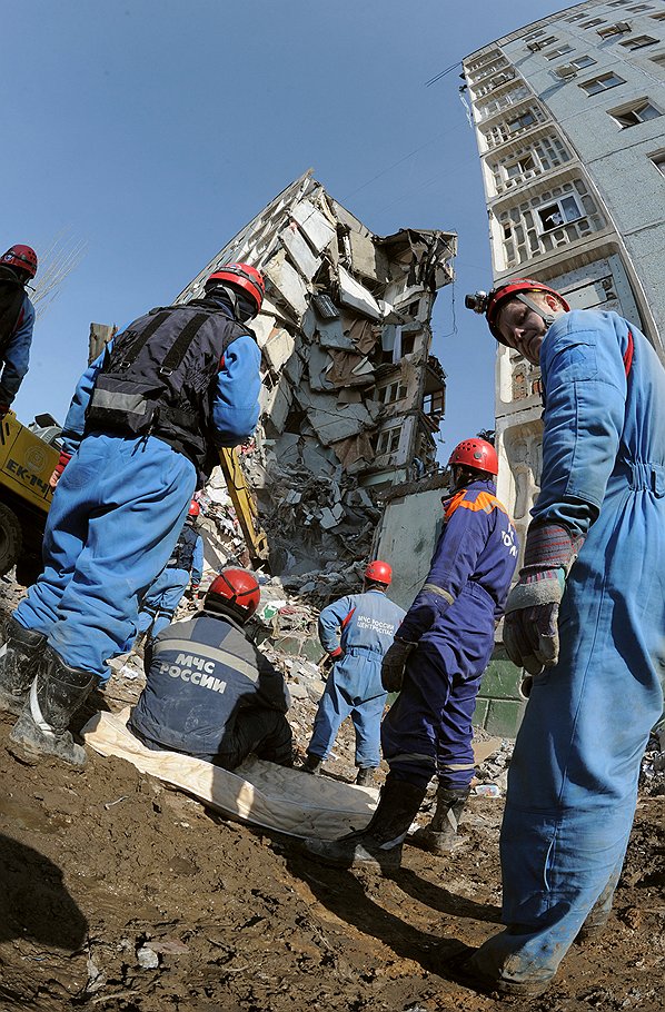 Спасатели разбирают завалы на месте обрушения подъезда девятиэтажного жилого дома в результате взрыва бытового газа