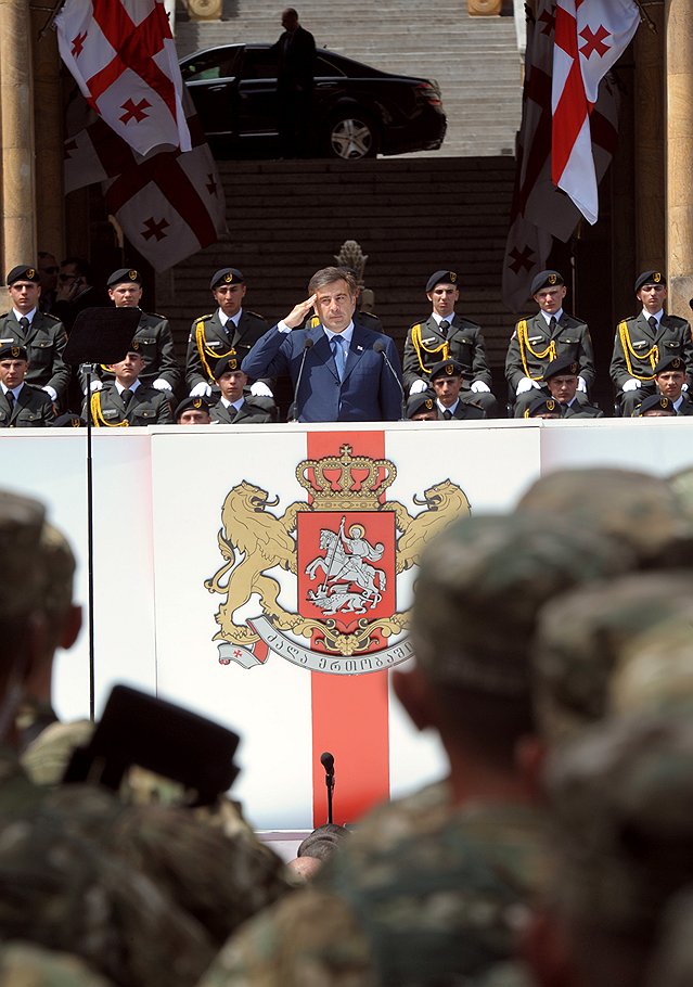 Президент Грузии Михаил Саакашвили (в центре) во время военного парада, посвещенного 20-й годовщине Дня независимости Грузии