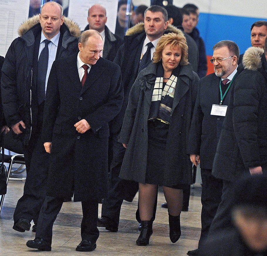 Начальник участковой избирательной комиссии Владимир Зорин (справа) долго благодарил Владимира Путина и его жену за участие в выборах именно на его участке