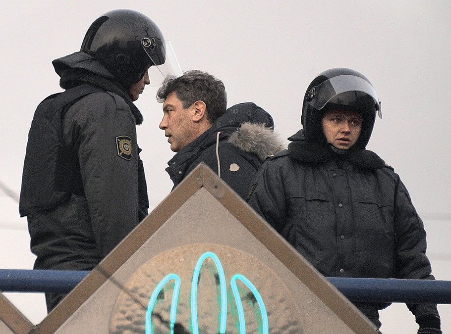 Cопредседатель оппозиционной Партии народной свободы (ПАРНАС) Борис Немцов (в центре) во время митинга &amp;quot;За честные выборы&amp;quot; на Пушкинской площади