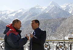 Владимир Путин и Дмитрий Медведев во время посещения олимпийского объекта в Красной поляне