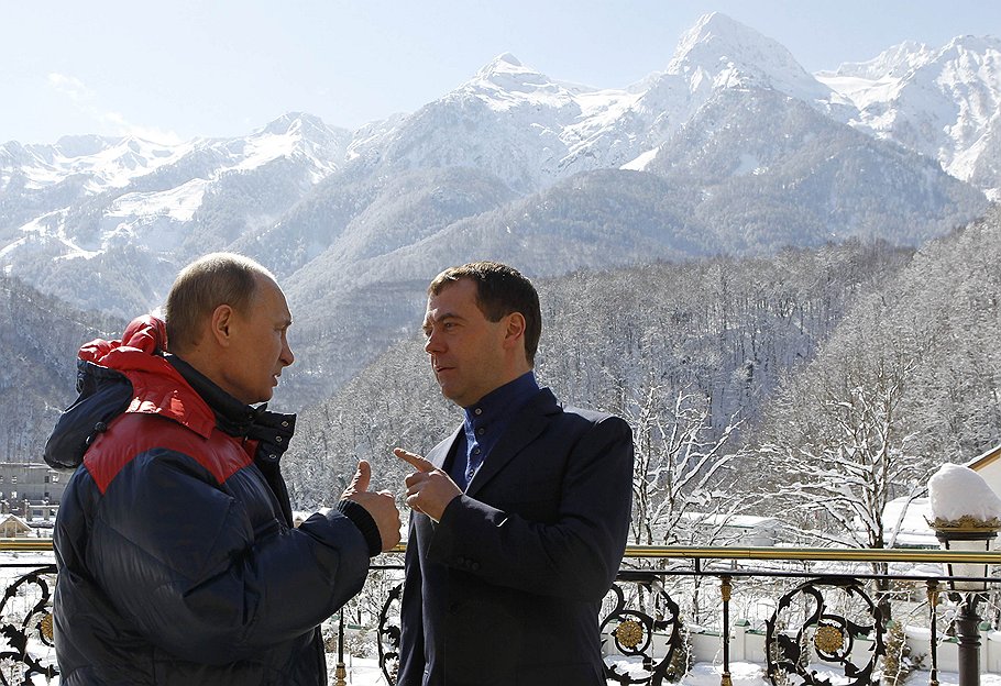 Владимир Путин и Дмитрий Медведев во время посещения олимпийского объекта в Красной поляне