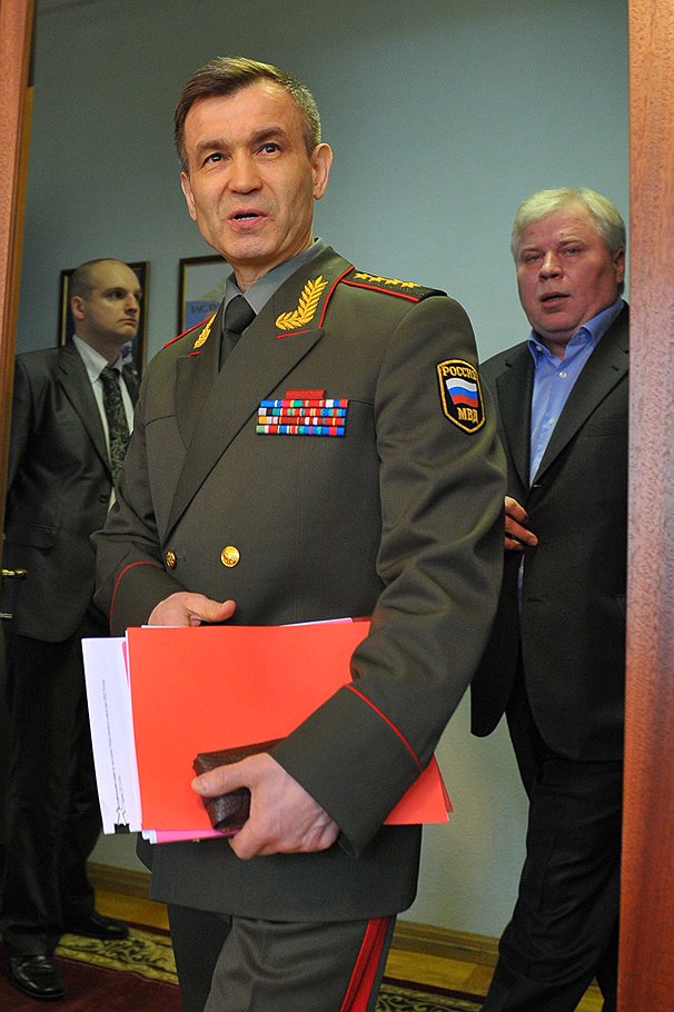 Рашид Нургалиев решил прислушаться к советам общественности (справа — Анатолий Кучерена)