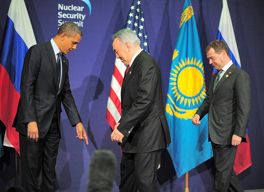 Президент США Барак Обама, президент Казахстана Нурсултан Назарбаев и президент России Дмитрий Медведев во время встречи на саммите по ядерной безопасности