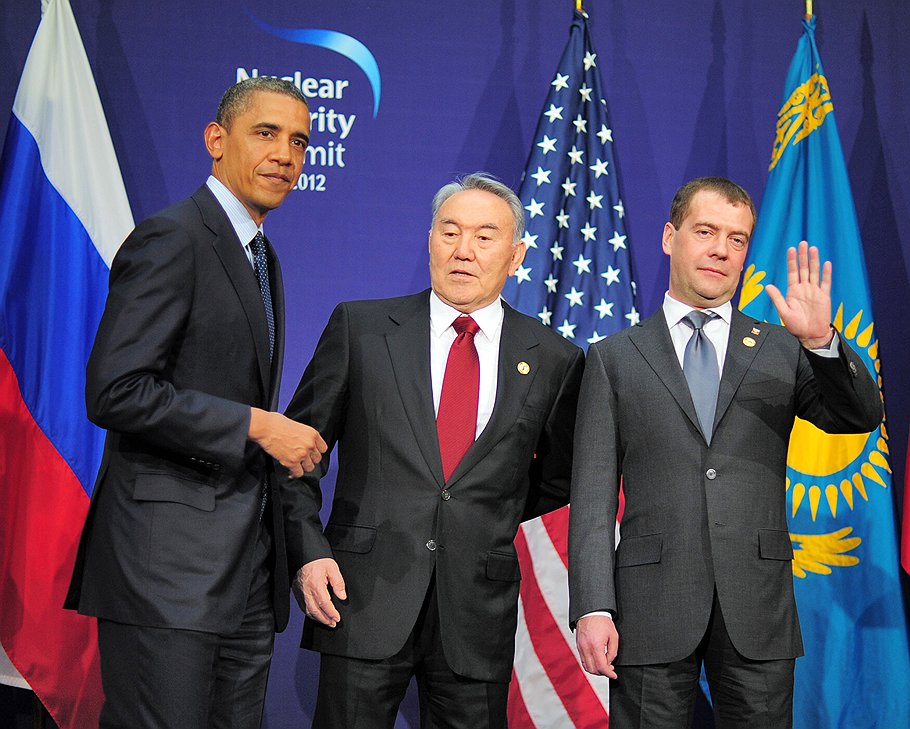 Президент США Барак Обама, президент Казахстана Нурсултан Назарбаев и президент России Дмитрий Медведев во время встречи на саммите по ядерной безопасности