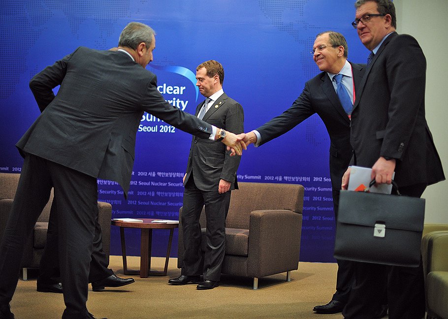 Президент России Дмитрий Медведев, министр иностранных дел России Сергей Лавров и помощник президента России Сергей Приходько на саммите по ядерной безопасности