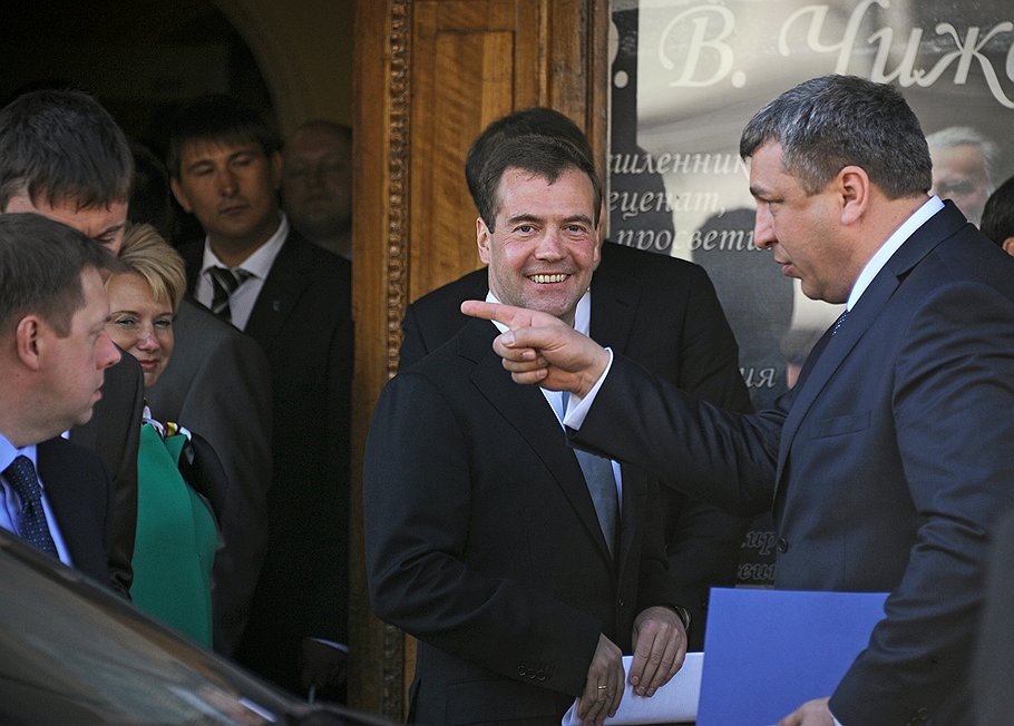 Президент России Дмитрий Медведев (в центре) и губернатор Костромской области Игорь Слюняев (справа)