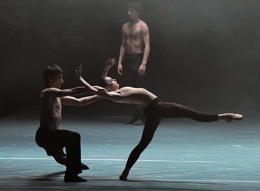 В балете &amp;quot;Meditation on violence&amp;quot; классическая балетная вертикаль расплывается в тумане шатких горизонтальных поз