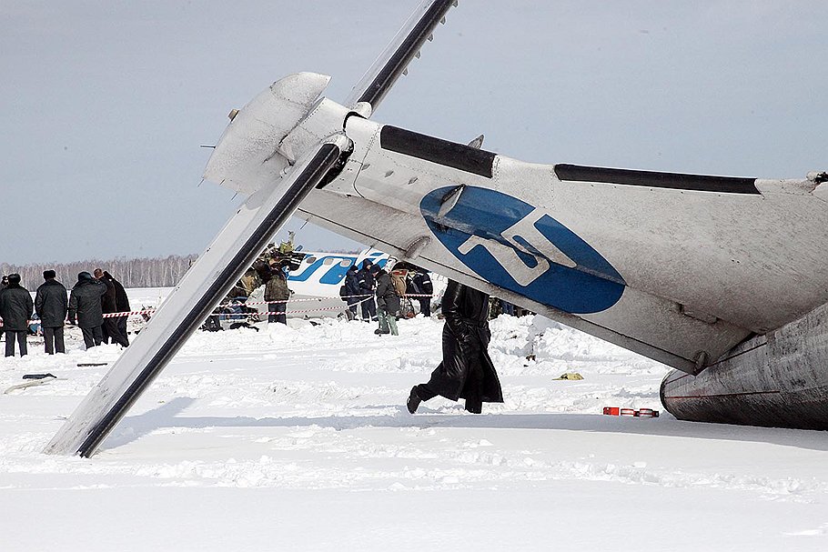 По главной версии, самолет рухнул из-за того, что на его плоскостях образовалась ледяная корка 