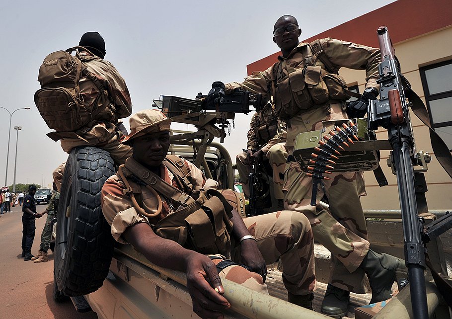 Солдаты армии Мали (на фото) не смогли противостоять повстанцам-туарегам и сдали им весь север страны