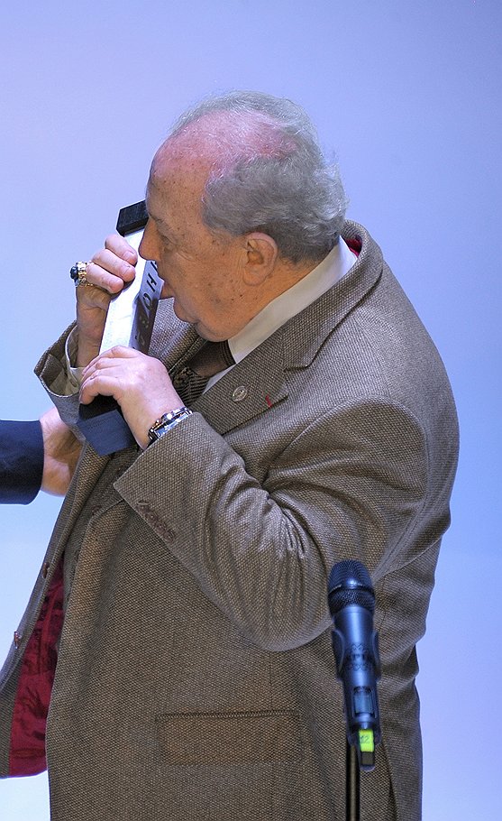 Президента Академии художеств Зураба Церетели наградили за инновационные организаторские способности (&amp;quot;За поддержку современного искусства России&amp;quot;) — он сказал &amp;quot;спасибо&amp;quot; и поцеловал награду