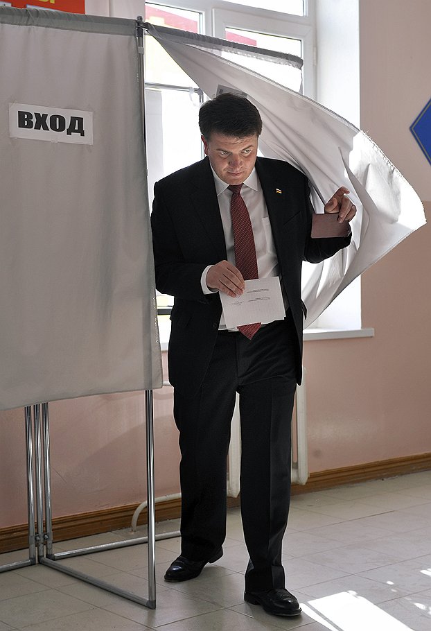 Кандидат в президенты Южной Осетии Давид Санакоев во время голосования на избирательном участке