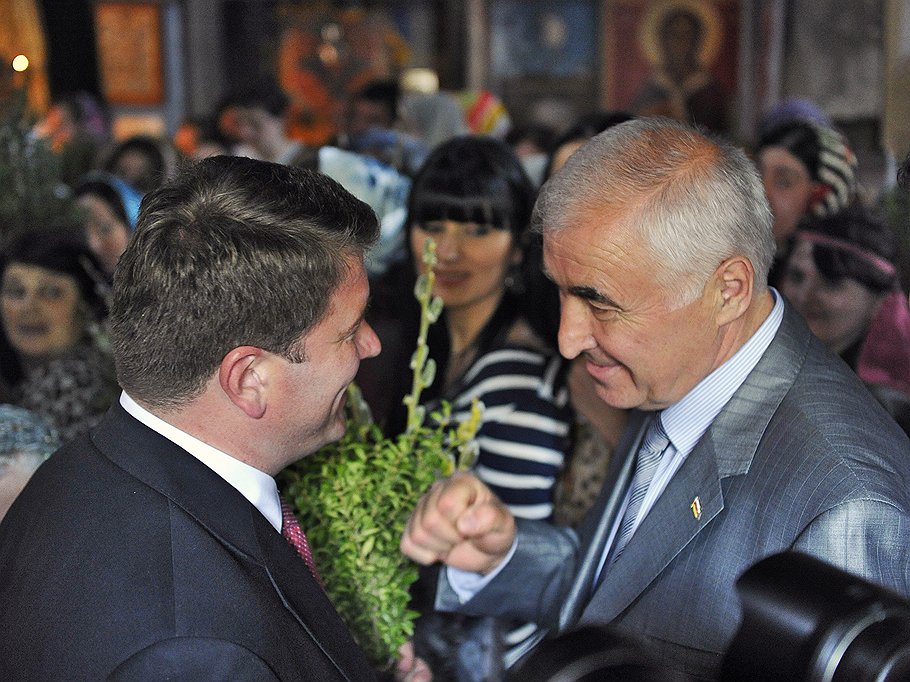 То, что кандидаты в президенты Давид Санакоев (слева) и Леонид Тибилов (справа) в день выборов встретились и обнялись в храме, в республике восприняли как хороший знак 