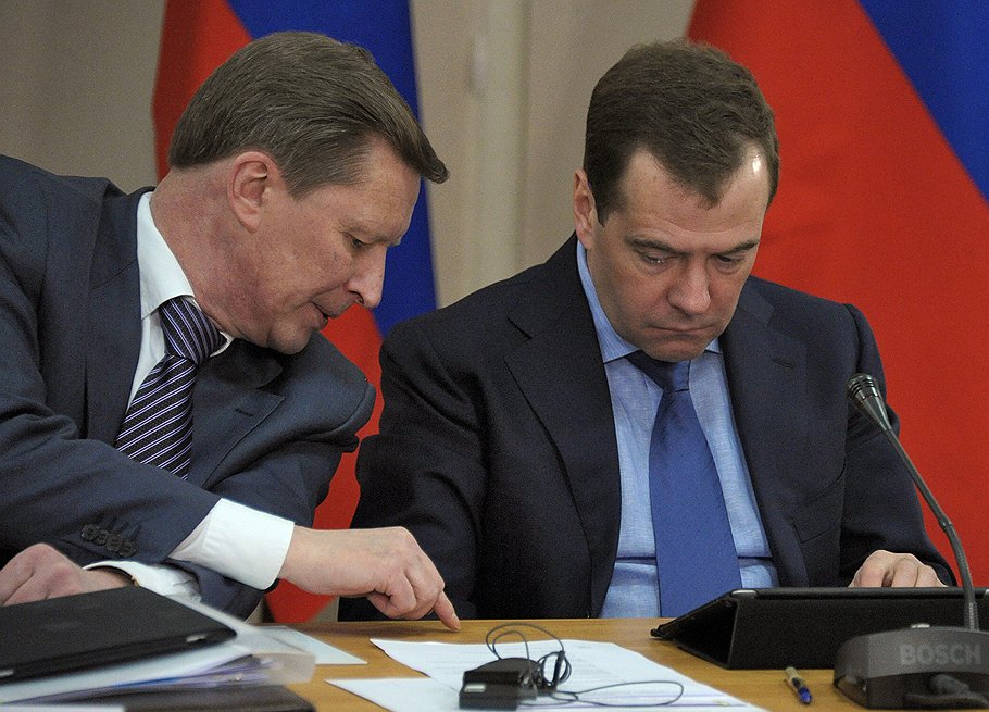 Руководитель администрации президента России Сергей Иванов (слева) и президент России Дмитрий Медведев (справа) на совещании по вопросу концепции развития московской агломерации