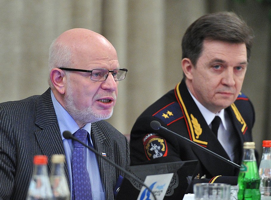 Статс-секретарь МВД Сергей Булавин (справа) считает, что главе президентского совета Михаилу Федотову (слева) еще рано требовать от ведомства новых полицейских