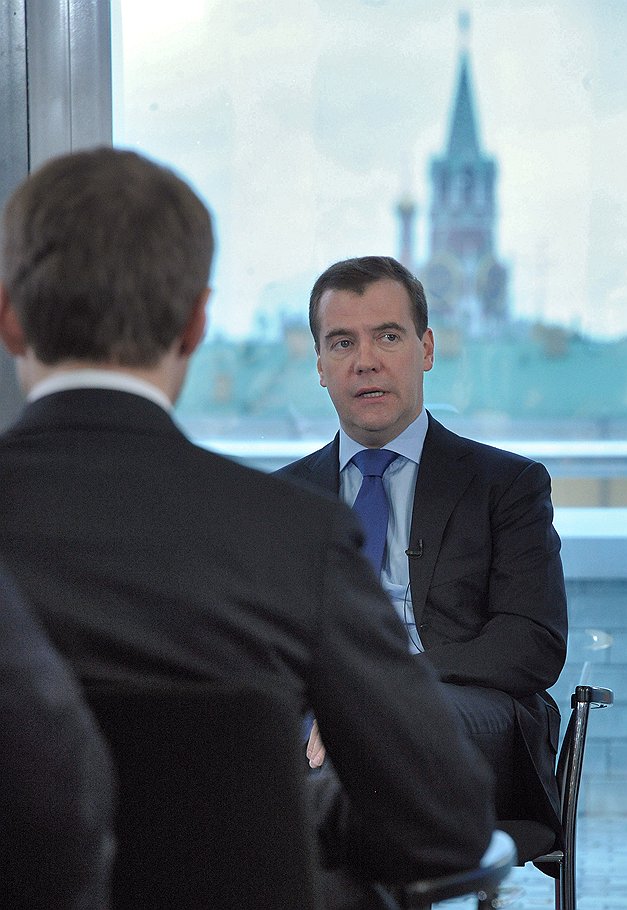 Президент России Дмитрий Медведев (справа) на расширенном заседании рабочей группы по подготовке предложений по формированию в Российской Федерации системы &amp;quot;Открытое правительство&amp;quot;