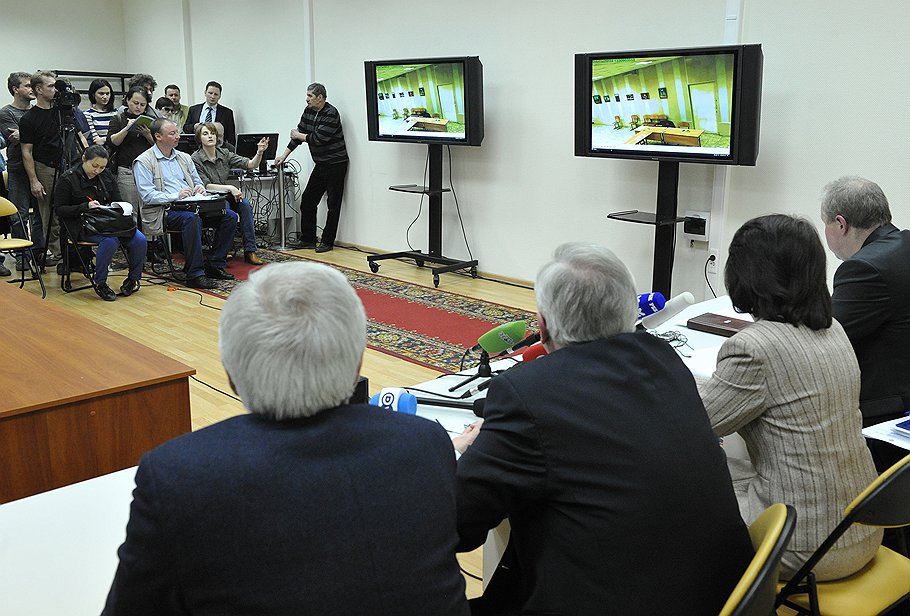 Члены Центральной избирательной комиссии (ЦИК) России во время просмотра видеозаписи с избирательных участков Астрахани в день выборов мэра