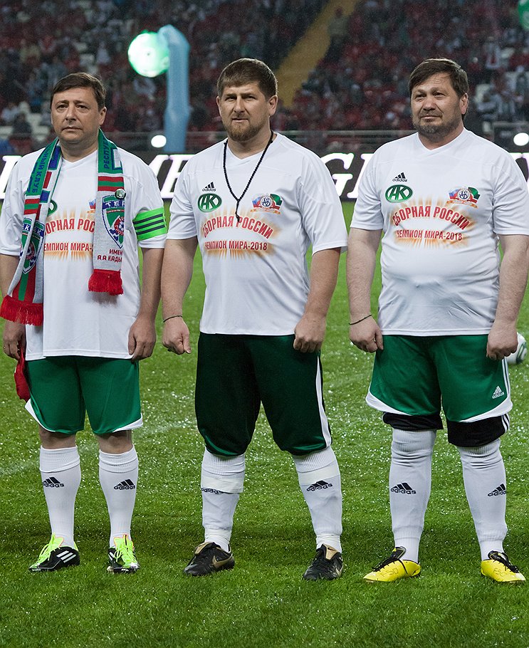 Премьер-министр Чечни Одес Байсултанов (справа) переходит из команды Рамзана Кадырова в команду Александра Хлопонина