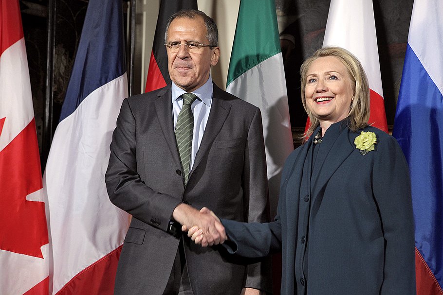 Министр иностранных дел России Сергей Лавров (слева) и госсекретарь США Хилари Клинтон (справа)