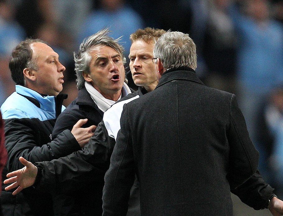 В матче &amp;quot;Манчестер Сити&amp;quot;—&amp;quot;Манчестер Юнайтед&amp;quot; эмоции выплескивались через край не только у игроков, но и у тренеров — Роберто Манчини (второй слева) и Алекса Фергюсона (справа)