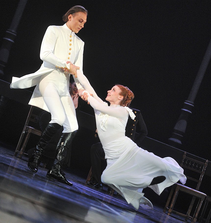 Танцы у актеров Вахтанговского театра получаются ничуть не хуже драмы