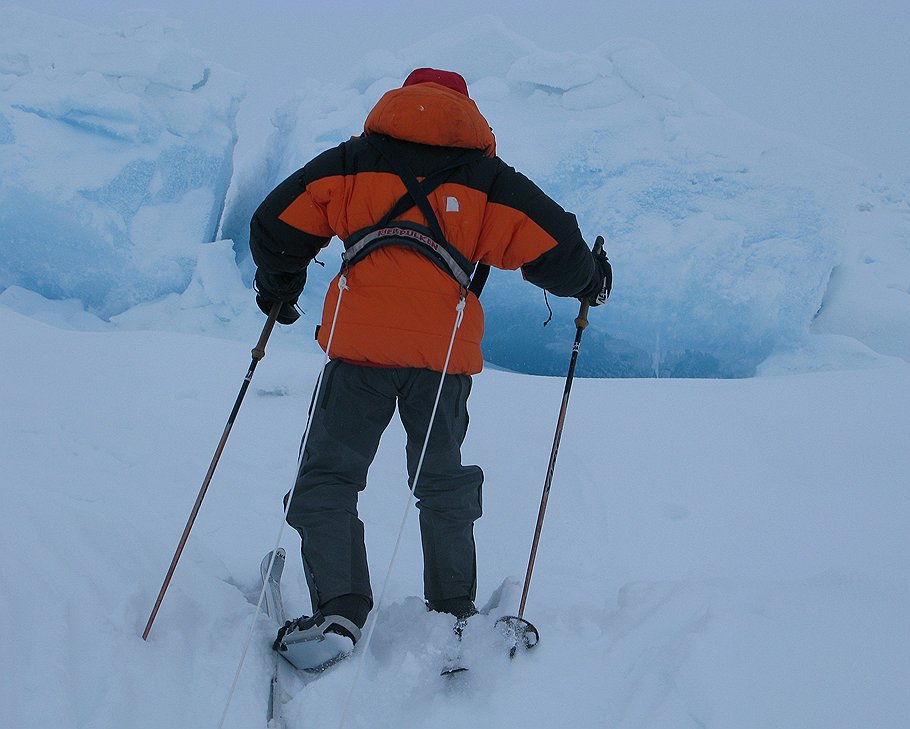 Участник похода на лыжах по Арктике