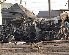 Машины, находившиеся у поста полиции, превратились в груду металлолома